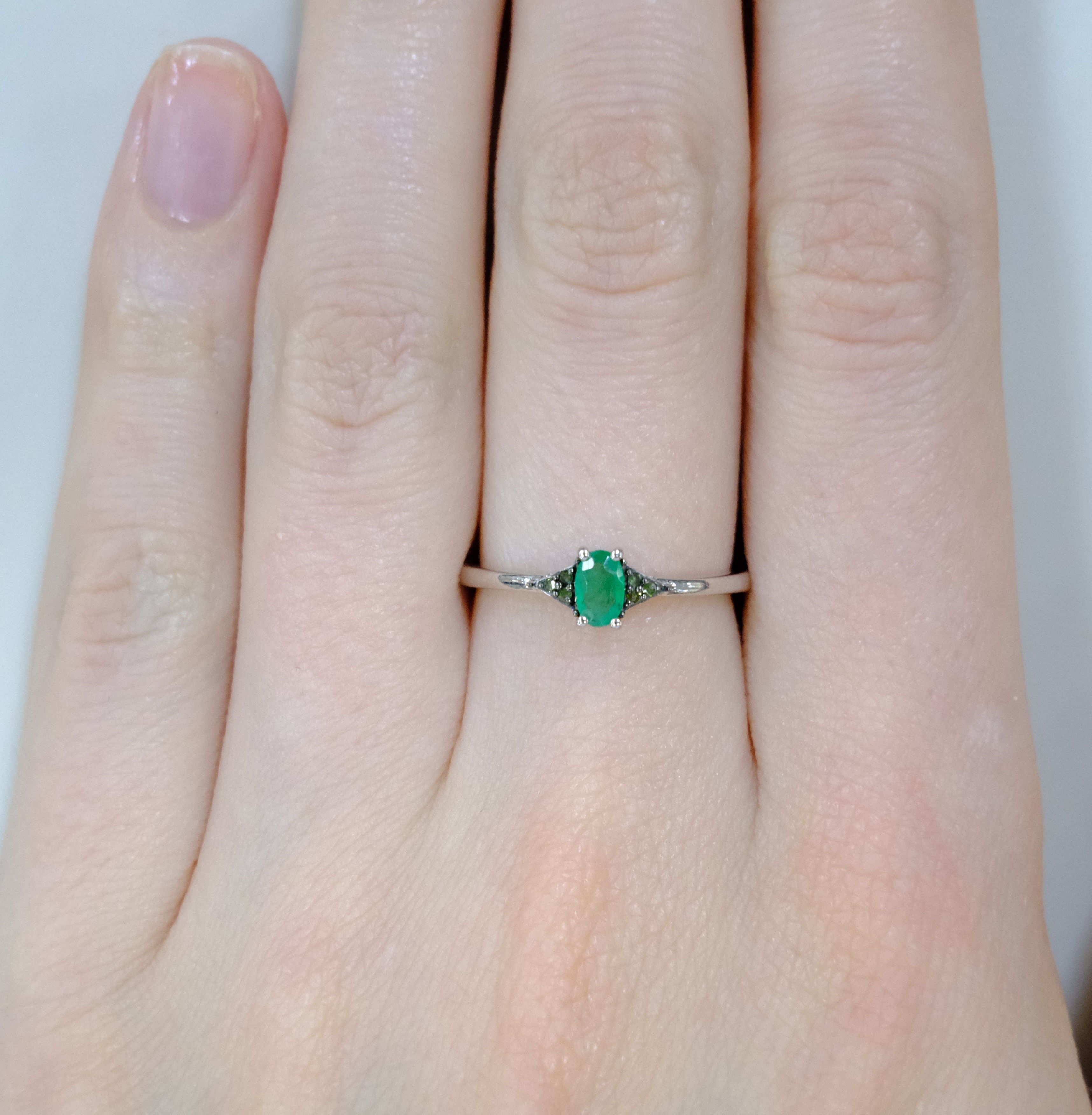 Серебряное кольцо с изумрудом